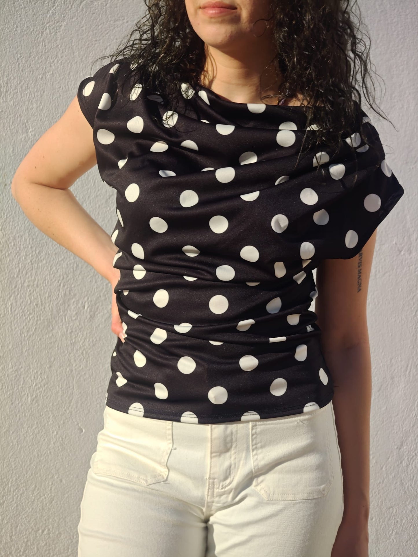 T-SHIRT ASSIMÉTRICA ÀS BOLAS
