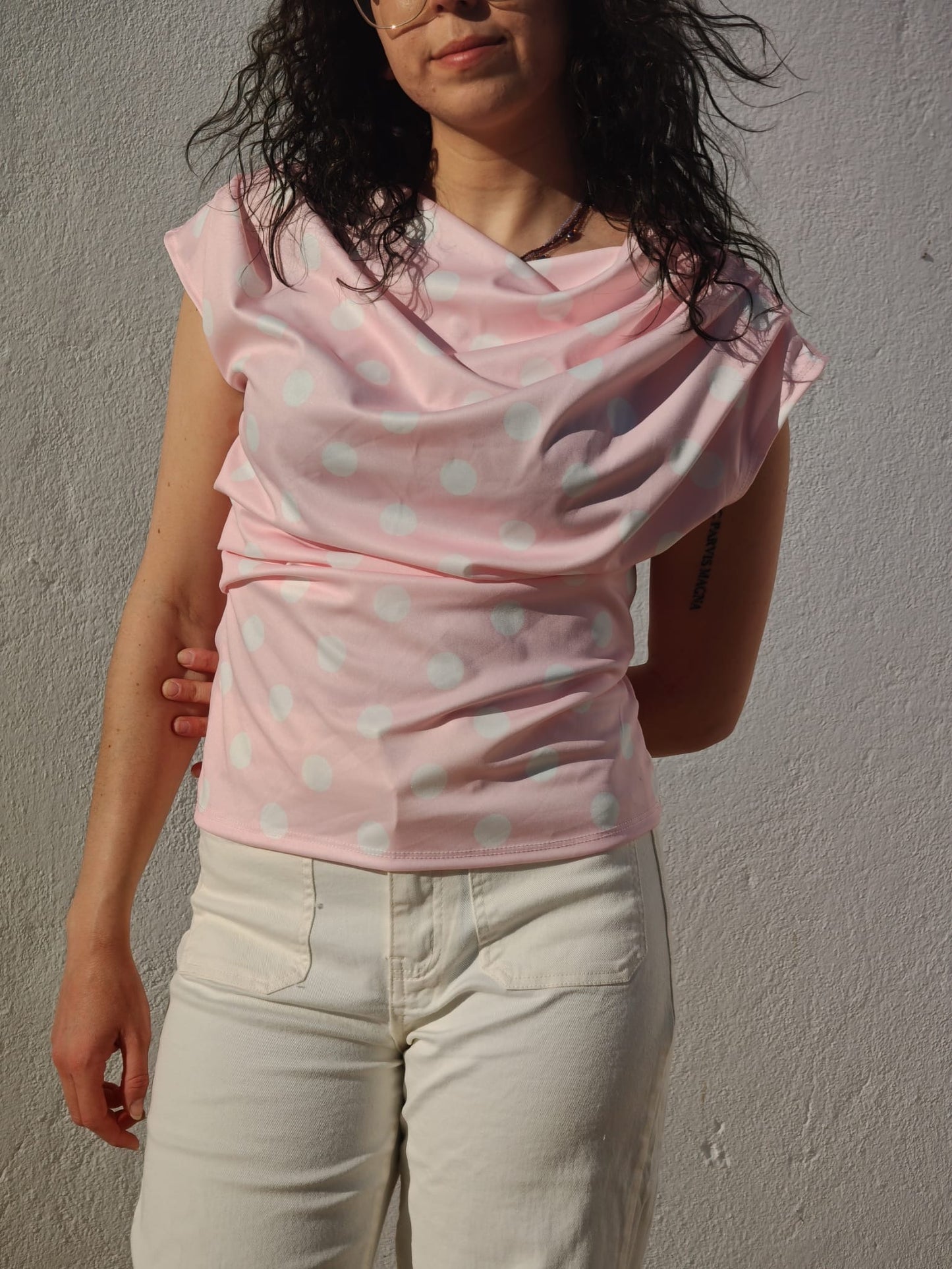 T-SHIRT ASSIMÉTRICA ÀS BOLAS