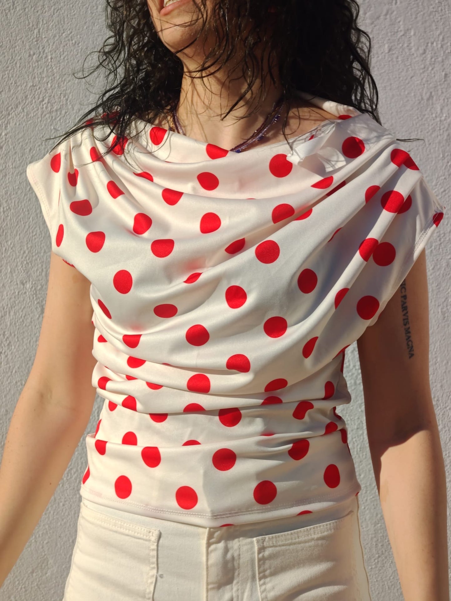 T-SHIRT ASSIMÉTRICA ÀS BOLAS