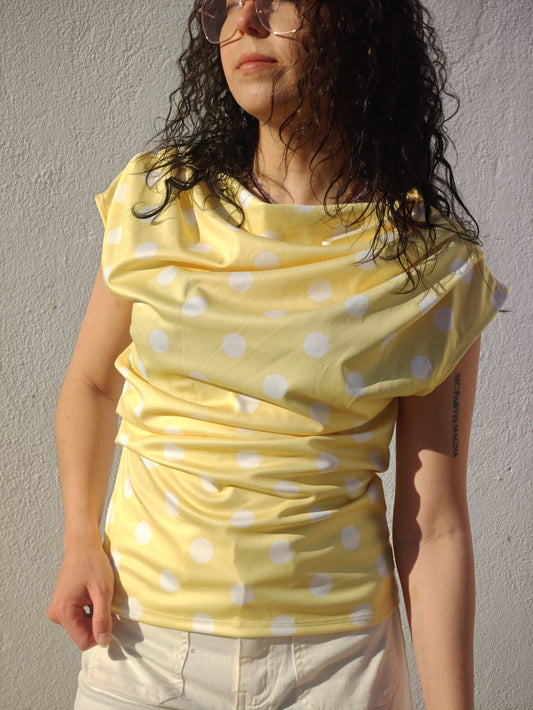 T-SHIRT ASSIMÉTRICA ÀS BOLAS