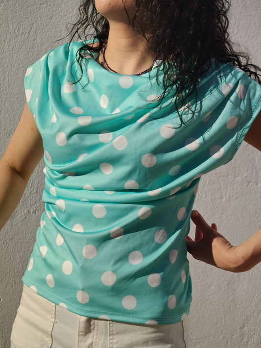 T-SHIRT ASSIMÉTRICA ÀS BOLAS